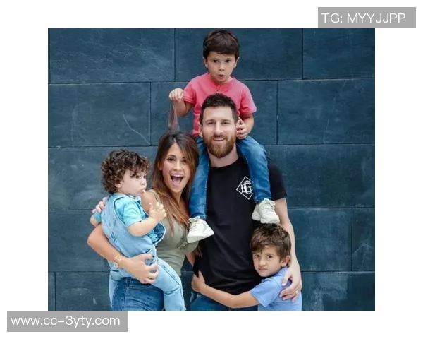 梅西与安东内拉共享温馨圣诞时刻祝福粉丝们节日快乐