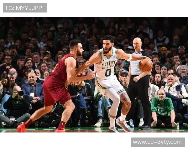 米切尔意外受伤被搀扶离场队内得分王身份岌岌可危